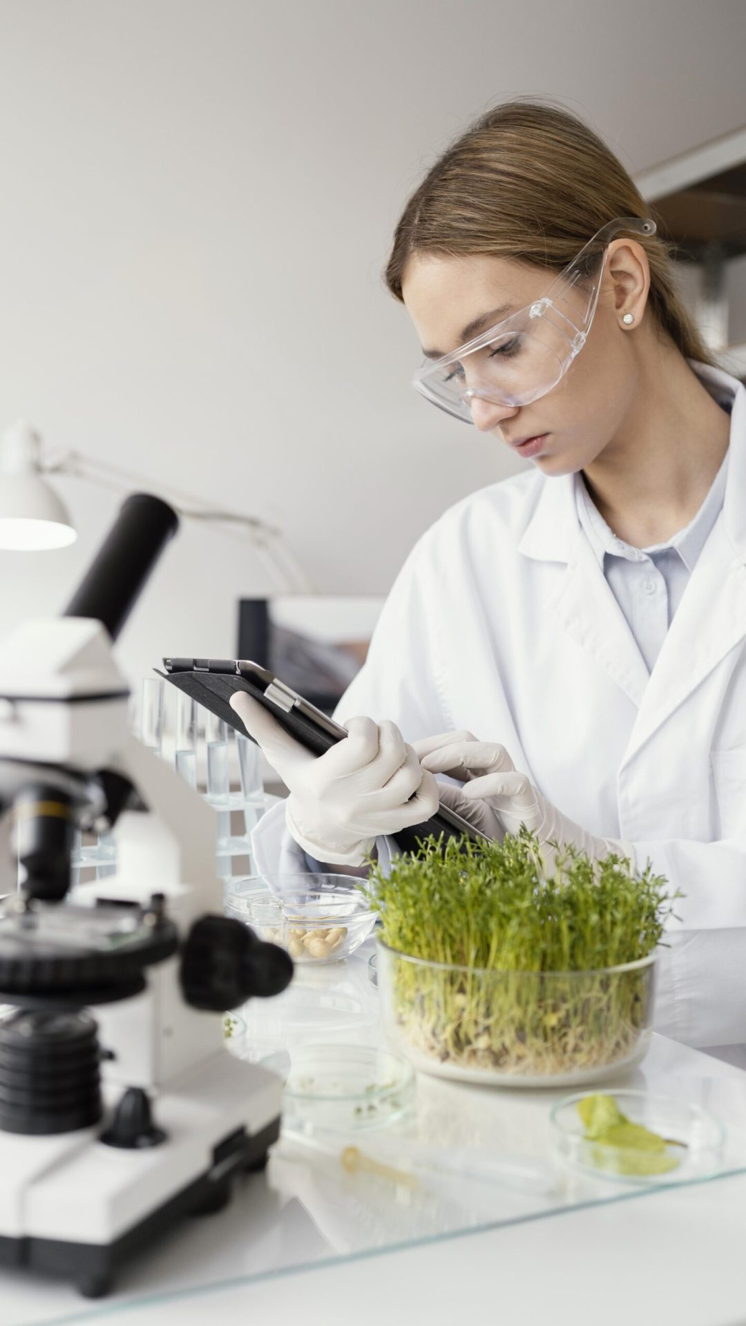 cientista-de-tiro-medio-trabalhando-em-laboratorio