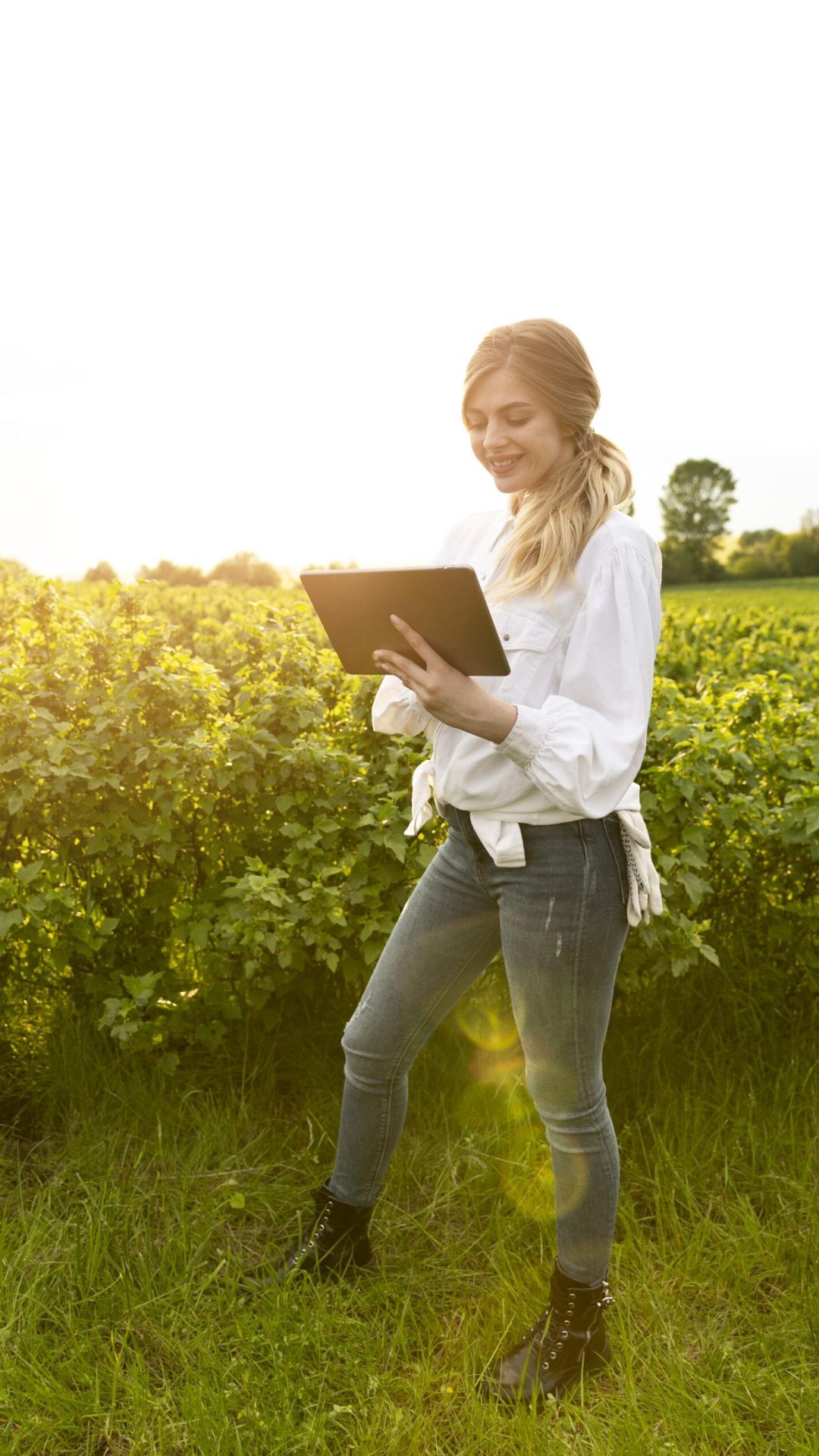 mulher-de-retrato-na-fazenda-com-tablet